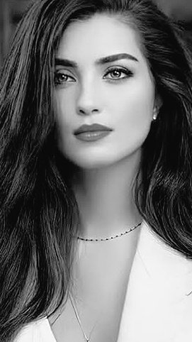 ليست ڪل امرأه يمڪن استبدالها باخري
هناڪ امرأه لو فرطت بها لن تجد من يشبهها
سوف تمضي بقيه حياتڪ تجمع بقايا صورتها من ألف امرأه أخرى🏹⚫♥