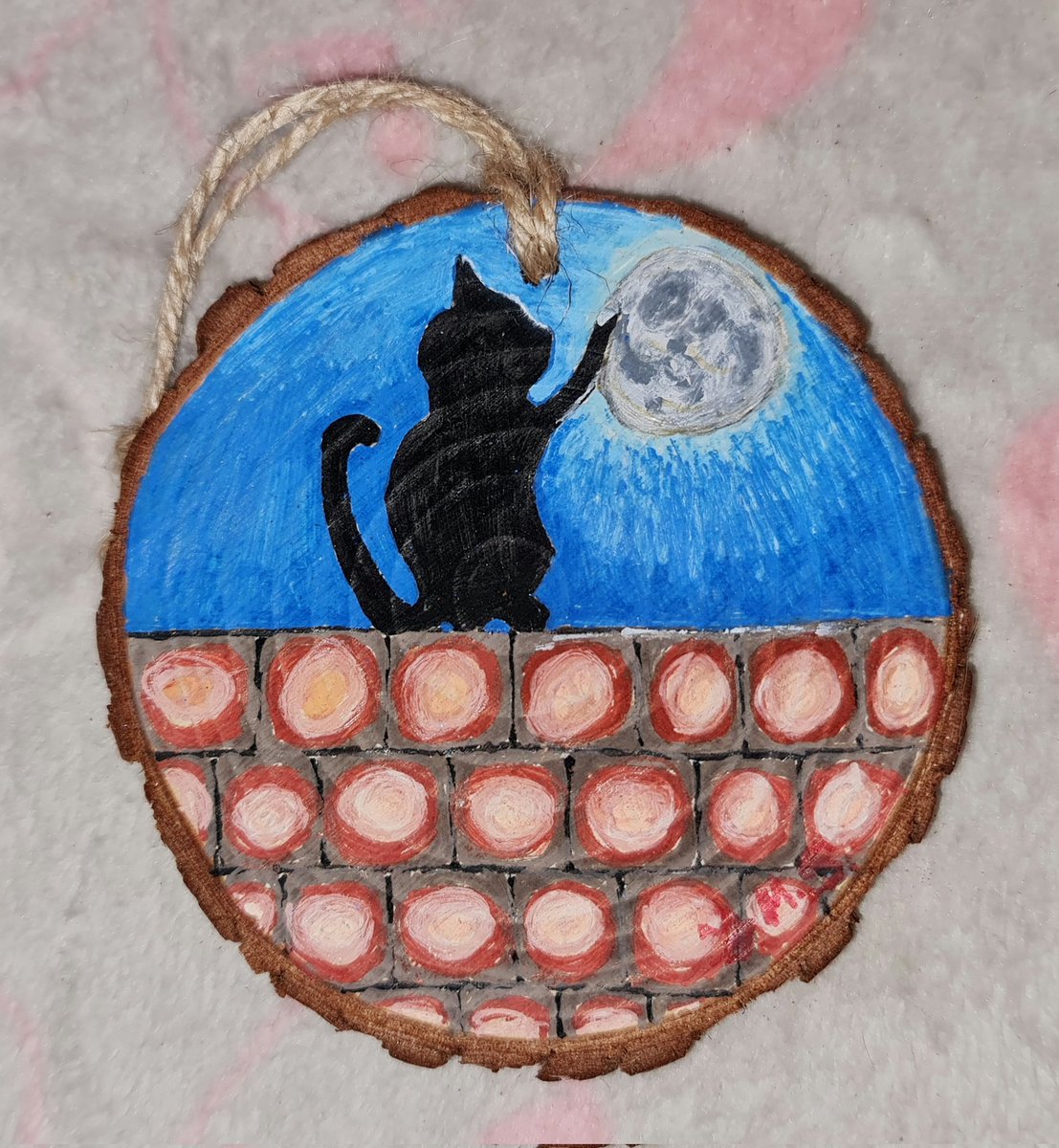summerislearts's tweet photo. Catching The Moon, I just finished painting it for a returning customer. 🥰
#SummerisleArts #CatchingTheMoon #Kofi #KofiShop https://t.co/8Q1Z76LSyW