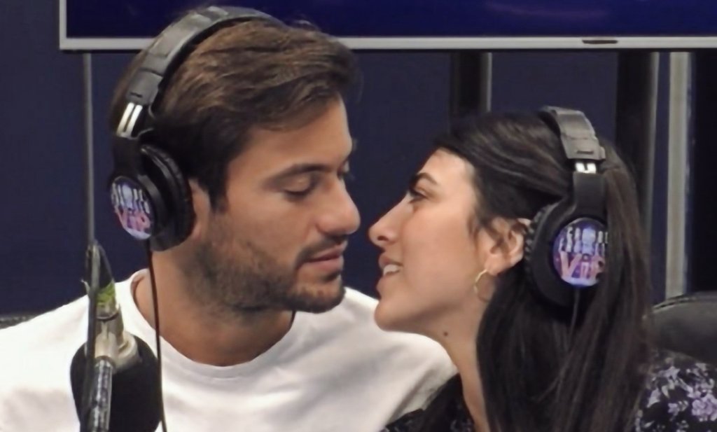 Deabendata4's tweet photo. Perché saranno sempre questi sguardi anche durante #deliradio 🎧
Un anno fa...🤍
#prelemi https://t.co/8LPbHr3UG2