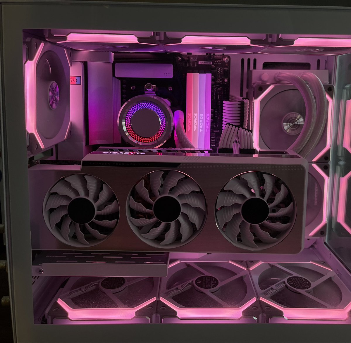 SergCamp1's tweet photo. @PowerGPU still have the cleanest white build from you guys 🤤 https://t.co/pYme6LlTgA