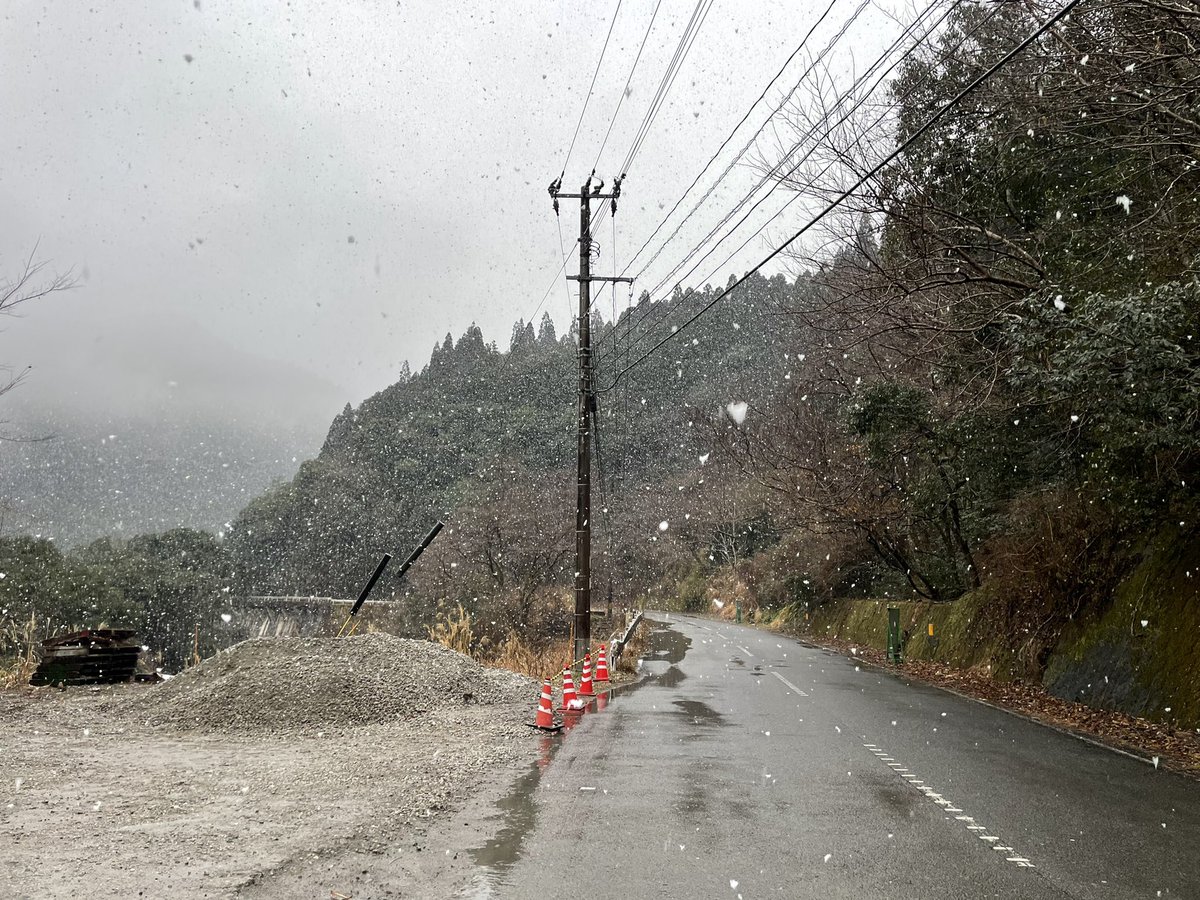 mabuta1100cc's tweet photo. #西都市 でちゃんと #雪 が降ってるのを見るのは初めてかも！
#宮崎県
#銀鏡

スマホカメラでどうやったら雪が降ってる感を上手に表せれるかが分からない。 https://t.co/OdiBx7hvnY