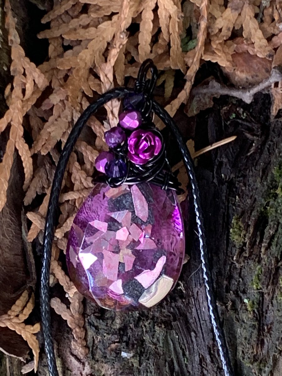 MeadeSteff's tweet photo. Shimmering purple resin pendant https://t.co/cpJB1Y2HfW https://t.co/FRdN5BidFG