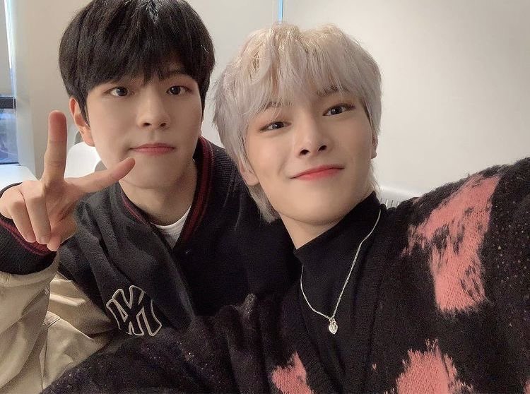 Хенджин stray kids. Сынмин и т и 18. Сынмин и чонин. Сынмин и банчан. Сынмин и т и 18.