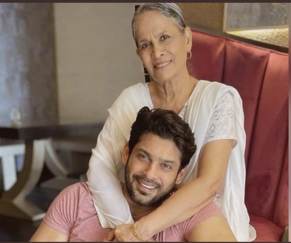 navnaaz_18's tweet photo. Mom is a blessing no one can replace ♥️ Happy birthday #RitaMaa 
May God give you all Strength , Happiness and Good health 💖♥️
#ShehnaazGill #SidharthShukla #Shehnaazians https://t.co/0VlpZo2mpe