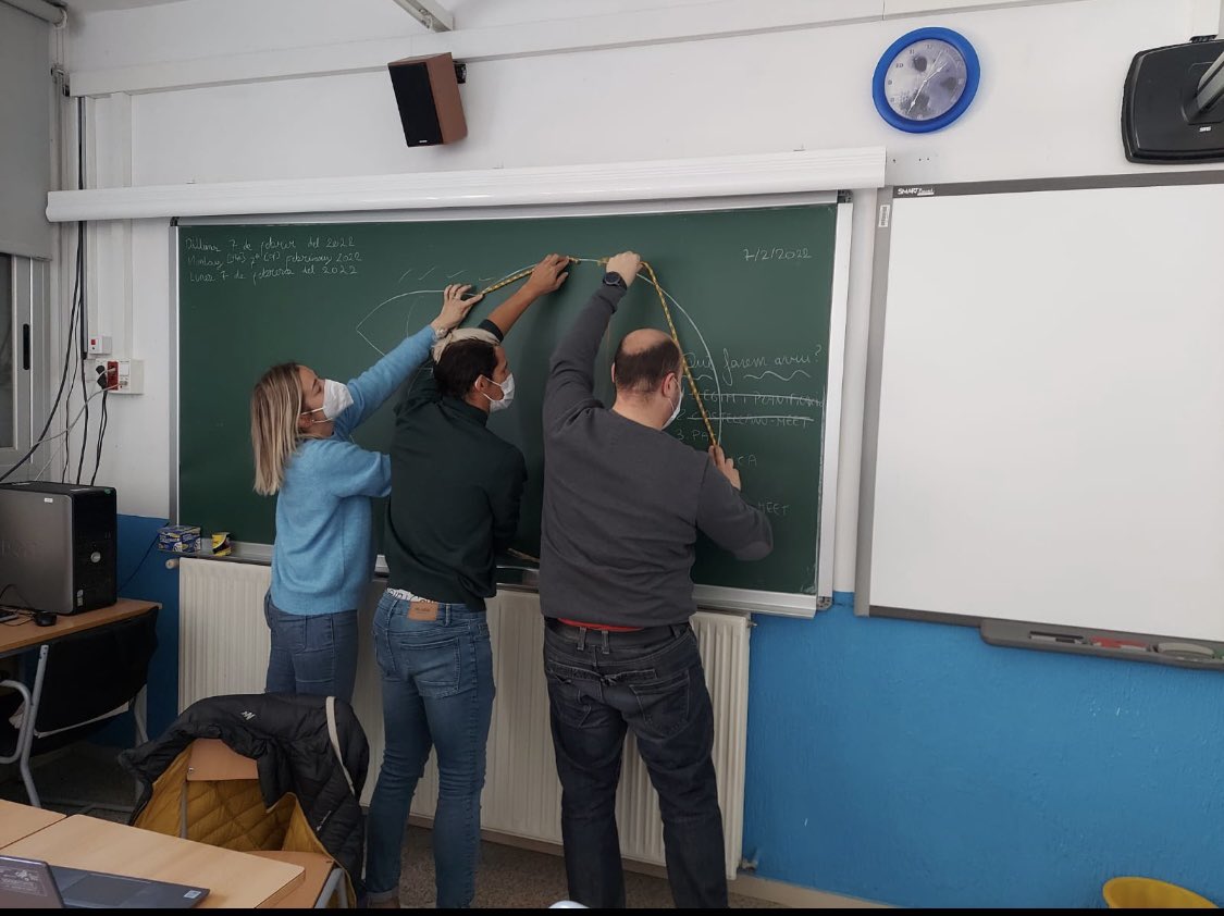 e_montbui's tweet photo. Quina figura geomètrica optimitza millor l’espai? Quins moviments pot fer una corda? Com podem fer una circumferència? I un oval? Descobrim les seves caraterístiques.  #geometria #formacióentreiguals #ComunitatdeGrans @amesamescat @nesa2k1 https://t.co/5MAAaaYJrn