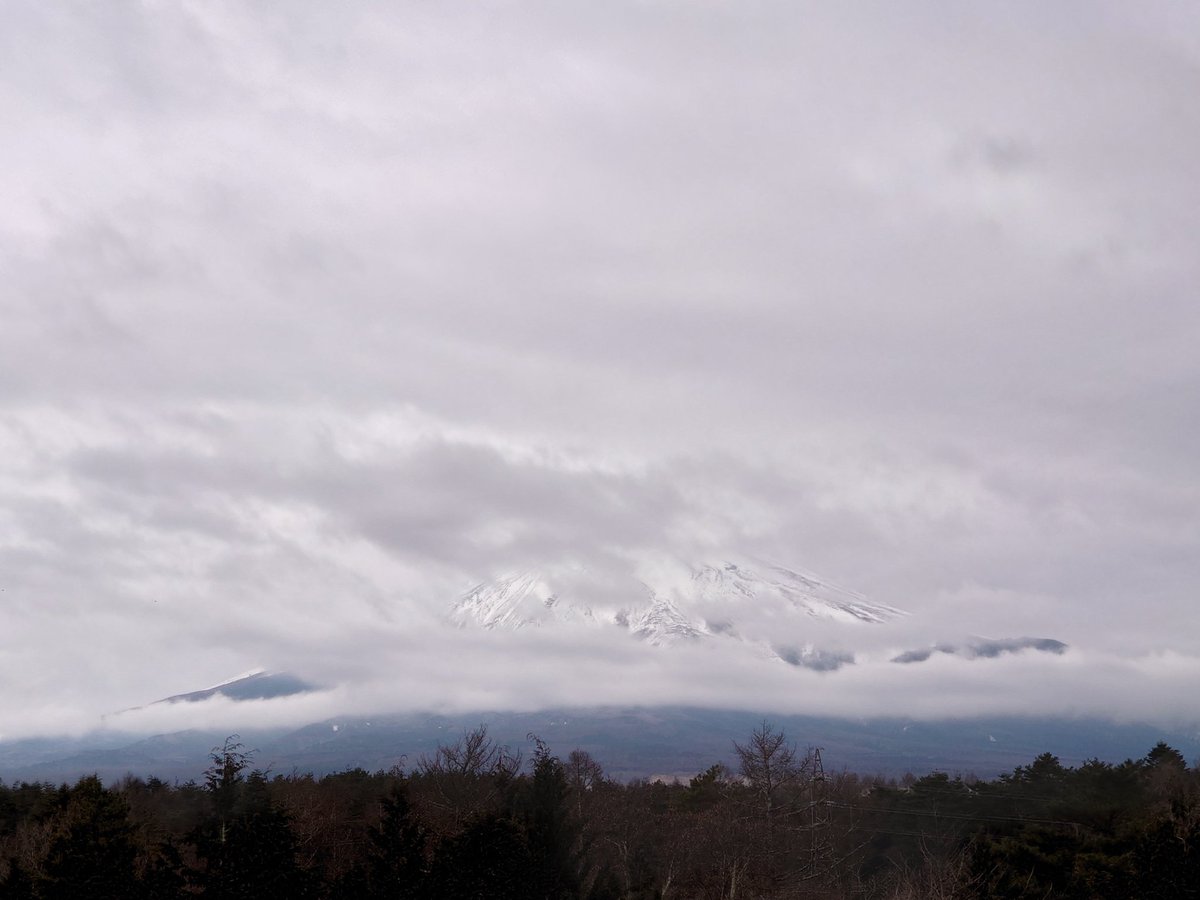 2022/2/8 今朝の富士山 曇天 雲の合間から少しだけ🧐 気温 -4度