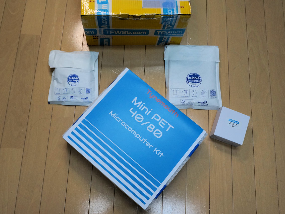 yyhayami's tweet photo. #MINIPET #レトロPC
黄色い箱を開封すると、水色の基板・電子部品箱、紙袋x2、電源アダプタが入っていました。
紙袋には、マニュアル以外にデモテープと、なんと風船と消しゴムが入っていました。この辺がレトロPCマニアのセンスを感じます。 https://t.co/Vwdlporg5f