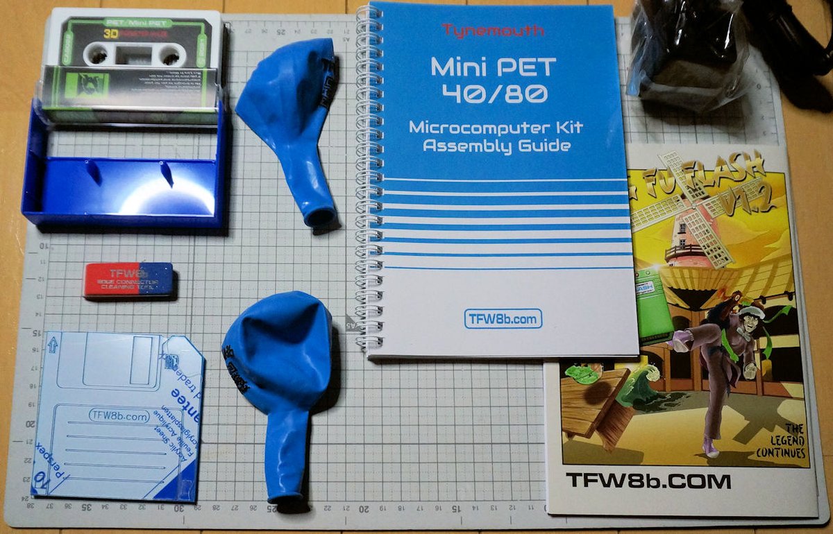 yyhayami's tweet photo. #MINIPET #レトロPC
黄色い箱を開封すると、水色の基板・電子部品箱、紙袋x2、電源アダプタが入っていました。
紙袋には、マニュアル以外にデモテープと、なんと風船と消しゴムが入っていました。この辺がレトロPCマニアのセンスを感じます。 https://t.co/Vwdlporg5f