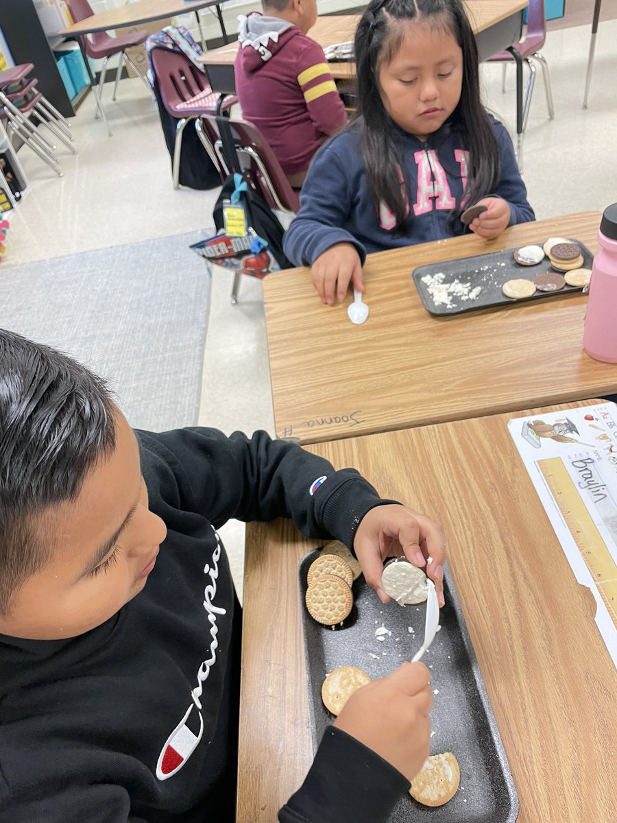 GoodrowKellie's tweet photo. Moon 🌕🌖🌗🌘🌑🌒🌓 phases in science today were delicious!  What a great way to wrap up our research!! @heastridge90 @R_M_Moore_Elem @_DrAbbyMay https://t.co/BoX6rZZdSi