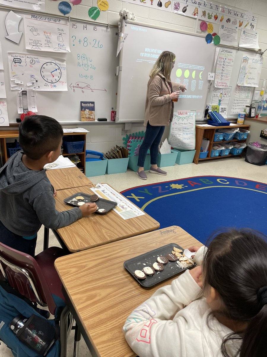 GoodrowKellie's tweet photo. Moon 🌕🌖🌗🌘🌑🌒🌓 phases in science today were delicious!  What a great way to wrap up our research!! @heastridge90 @R_M_Moore_Elem @_DrAbbyMay https://t.co/BoX6rZZdSi
