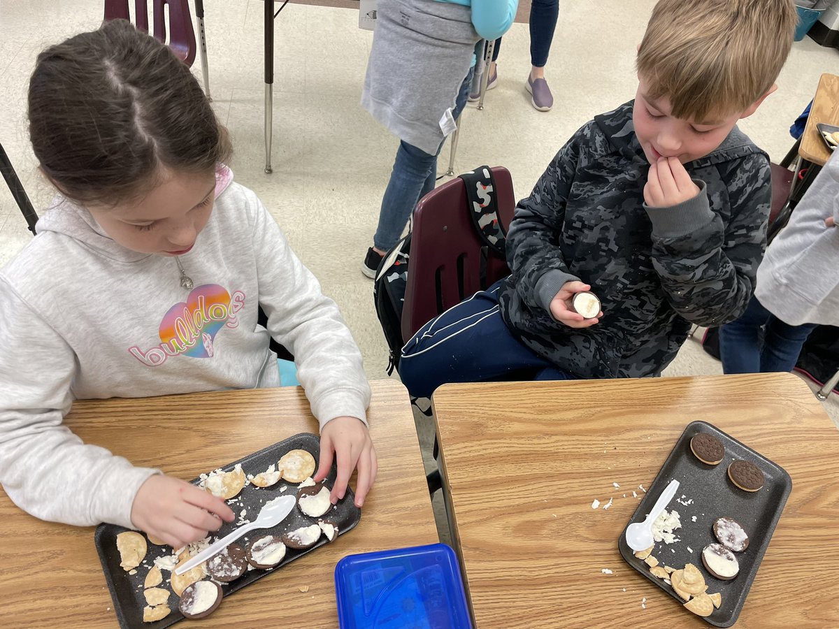GoodrowKellie's tweet photo. Moon 🌕🌖🌗🌘🌑🌒🌓 phases in science today were delicious!  What a great way to wrap up our research!! @heastridge90 @R_M_Moore_Elem @_DrAbbyMay https://t.co/BoX6rZZdSi