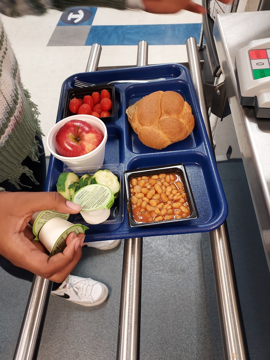 It might be cold outside but this lunch will keep you warm inside! On Friday, students at Charles Spencer enjoyed warm BBQ sandwiches on a multi-grain bun along with baked beans, and fresh fruits and veggies. #fuelingtheT #4theT