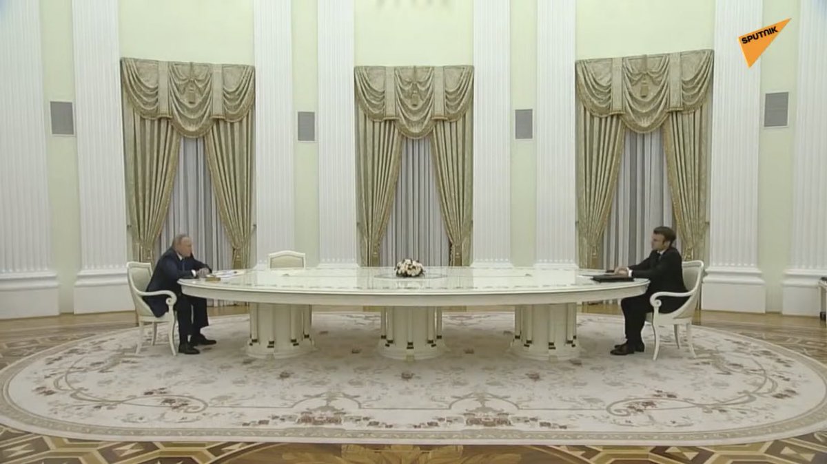 jellebc's tweet photo. Deze tafel. (Macron op bezoek bij Poetin) https://t.co/dEqQSKOzxC