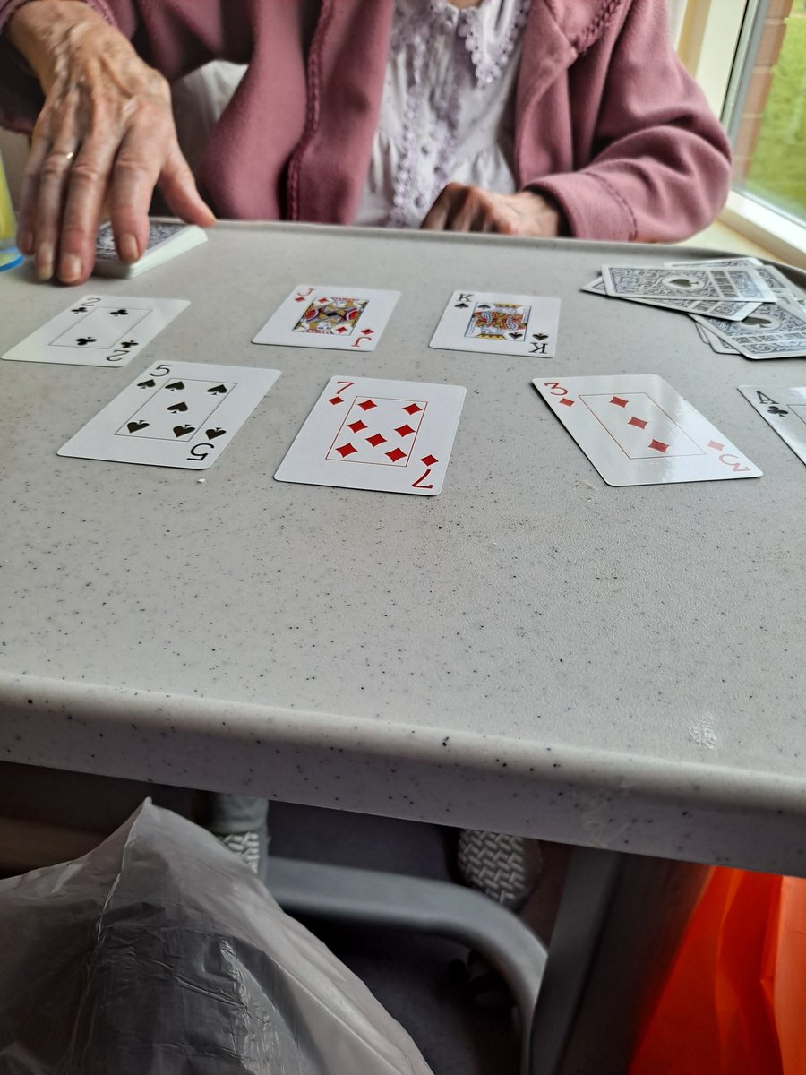 You're never too old to learn. One of our patients has been trying to teach me how to cast on knitting, whilst this afternoon I've been learning how to play Sopa a traditional Italian card game.🧶♥️♠️♦️♣️