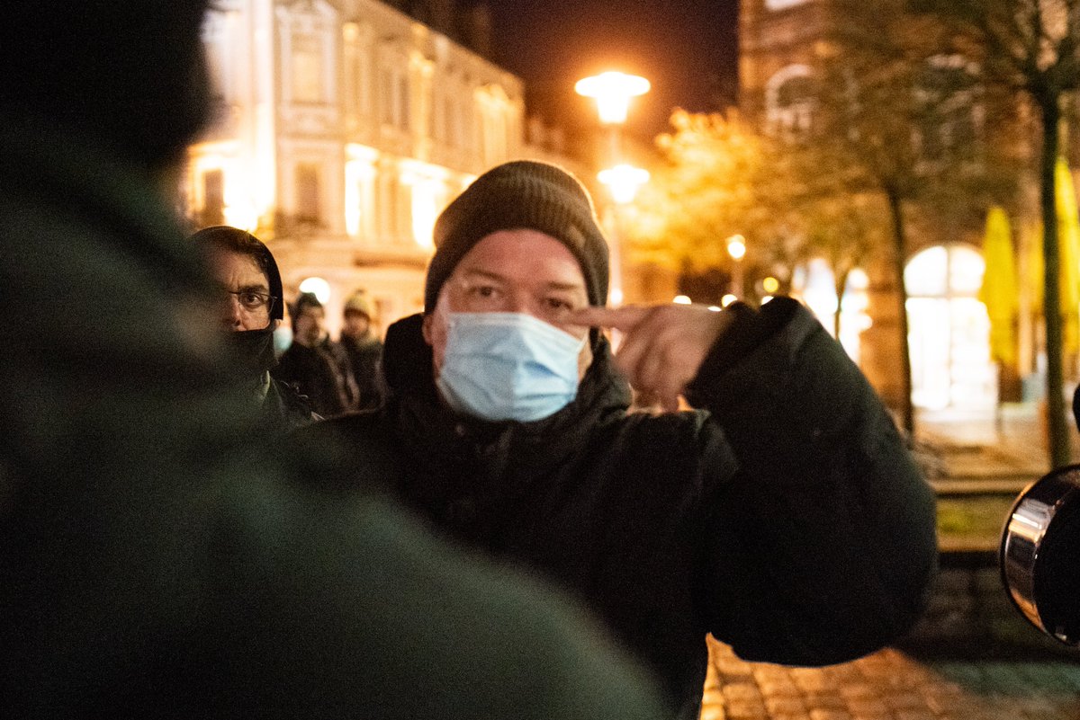 fein_frisch's tweet photo. Eine Gegendemonstrantin wurde von #Querdenker mit drei Faustschlägen ins Gesicht geschlagen. Daraufhin wurde er festgenommen Sie musste ins Krankenhaus gebracht werden.
Die gewltätige Person ist schon mehrmals aggresiv aufgetreten und bedrohte auf anderen Demos Journalist*innen. https://t.co/BktST3NUdW