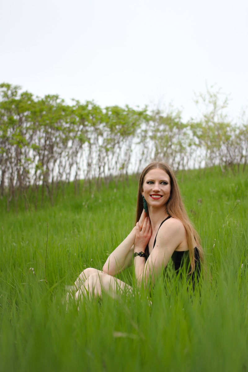 EmeraldsXP's tweet photo. Lounging in the grass & being the perfect Goddess. #perfectfoundation #limelifebyalcone #enduringlip
Photographer @snapparitions https://t.co/XNt4EbzbqL