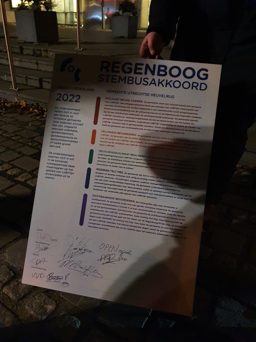FScager's tweet photo. Vanavond op het plein voor het Cultuurhuis in Doorn met gelukkig heel veel partijen het Regenboogakkoord mogen tekenen. Pijnlijk duidelijk werd het hoe nodig dat nog is door de begeleidende scheldserenade vanaf de overkant van de straat.. https://t.co/6CNeKSeMxS