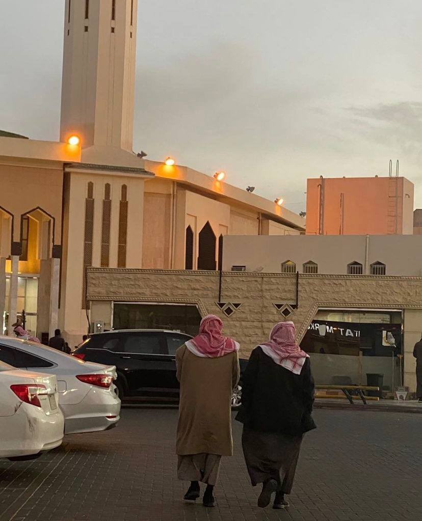 من عرفته والمحيّا فالمحيّا / ما يروح إلا ذراعي في ذراعه.