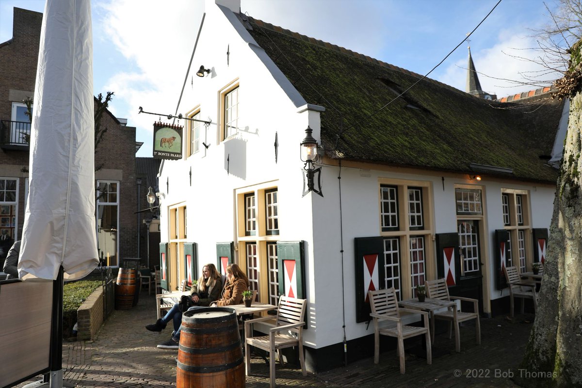 bobtom1's tweet photo. Oud-journalist #Willibrord #Frequin is ernstig ziek. Zijn ex-collega Fons de Poel schreef een biografie "Verlegen Vlegel" over hem, die vanmiddag gepresenteerd werd in het Larense café Het Bonte Paard. Enkele vrienden gaven acte de presence. https://t.co/7yPtPf1w9g
