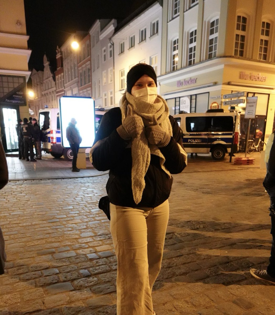 yourgirlvan_'s tweet photo. Heute bei #hro0702
Daumen hoch für Antifaschismus, Toleranz und einen solidarischen Weg durch die Pandemie. #YesWeCare #solidaritätstatthetze #linkemv #maskeaufnazisraus https://t.co/nYM4ITv1gU