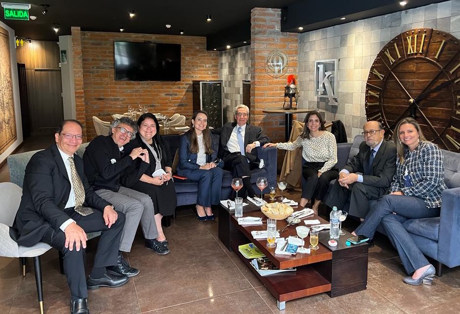 Así termina  esta conformación d la <a href="/CorteConstEcu/">Corte Constitucional</a> con orgullo, compañerismo y con la satisfacción del deber cumplido. Gracias a mis colegas q hoy terminan, su ejemplo y apoyo fueron cruciales. Seguiremos con la misma fuerza y compromiso <a href="/ravila67/">Ramiro Avila Santamaría</a> <a href="/GrijalvaAgustin/">Agustin Grijalva</a> <a href="/hernansalgadop/">Hernán Salgado P.</a>