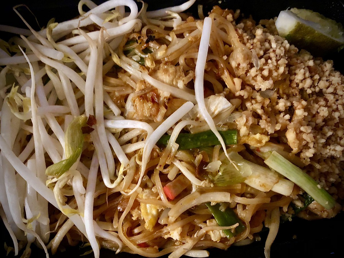 DaphneWeng's tweet photo. Pad Thai sooooo good!! #foodie #asianfood #ThaiFood https://t.co/L6zk9WHJHO