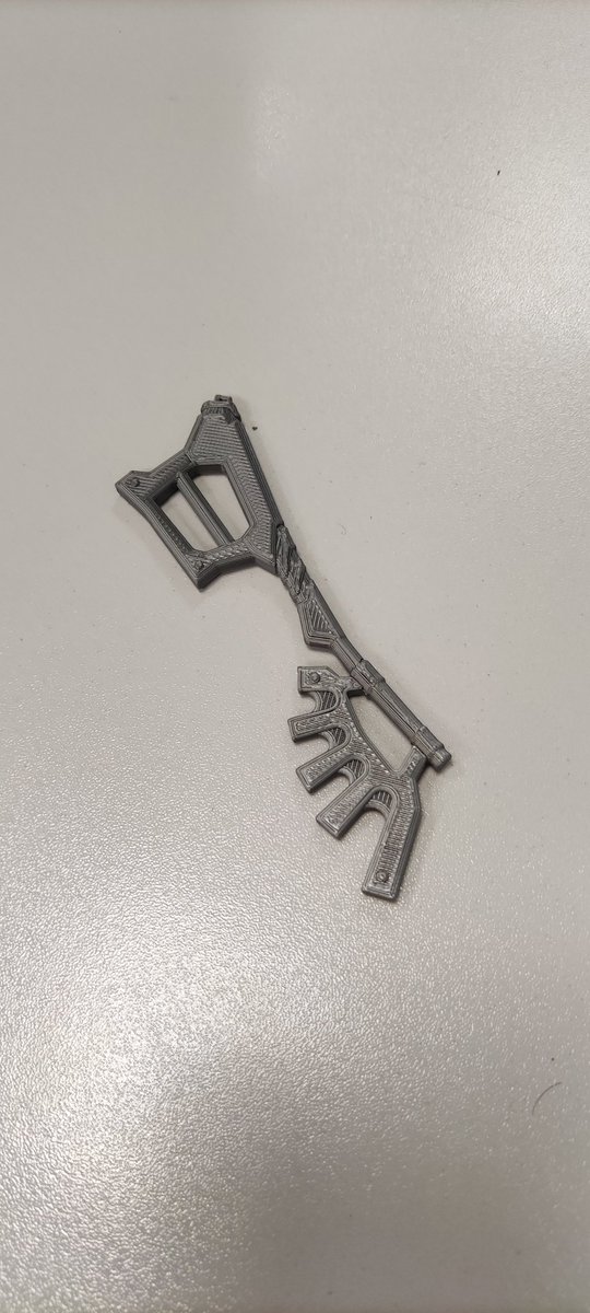 Kevinator_97's tweet photo. Ya está la última llave espada de los 3, la Wayward Wind de Ventus 😎😎😎 #WaywardWind #Keyblade #Ventus #KingdomHearts #3DPress #3DPrinting #Zaragoza #Spain https://t.co/NMMBQgRnV8
