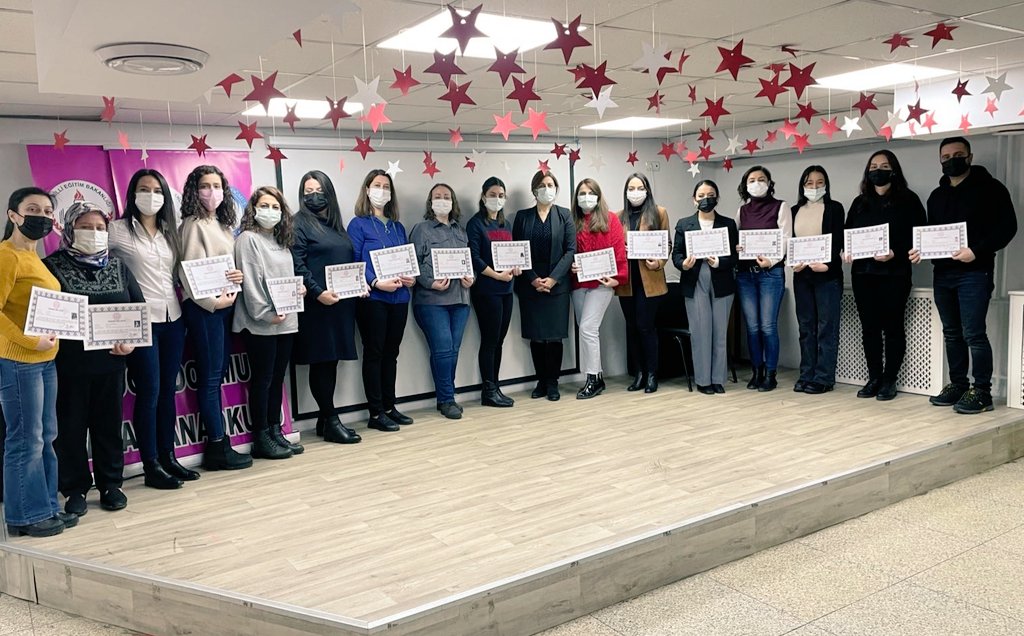 2021-2022 Eğitim Öğretim Yılı Öğretmenler Kurul Toplantımız, yüzyüze eğitimle salgın döneminin en büyük kahramanı öğretmenlerimize Sayın <a href="/MahmutOzerProf/">Prof. Dr. Mahmut Özer</a> in vermiş olduğu Başarı Belgelerinin dağıtımı ile sona erdi. <a href="/tuncay_morkoc/">Tuncay Morkoç</a> <a href="/gul_davut/">Davut GÜL</a> <a href="/tahirshn_mia/">Tahir Şahin</a> <a href="/yasintepe/">Yasin TEPE</a> <a href="/erdalkilinc27/">Dr.Erdal KILINÇ</a>