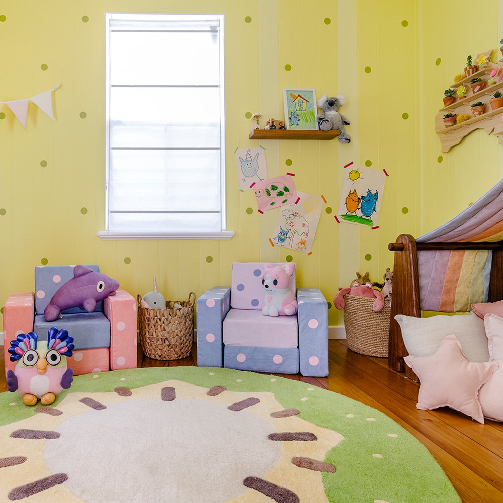 OfficialBlueyTV's tweet image. On a quiet, leafy street in the heart of Brisbane, something magical has happened... the Heeler home from Bluey’s wonderful world has been recreated – for real life – and is now listed on @Airbnb! 🏠💙

➡️ Airbnb.com/Bluey

📸 by Hannah Puechmarin