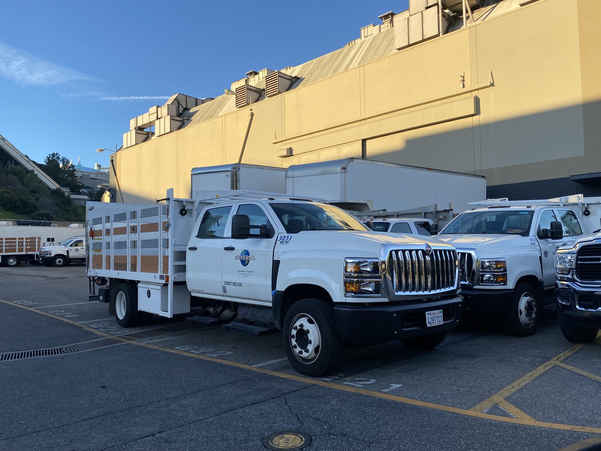 UniStudiosLot's tweet photo. Time to start the week - trucks lined up ready to assist. Whether you need a Stakebed or a 10-ton - we've got it! 

#Transportation #OnSet #StudioService https://t.co/8PEoIAI3Vy