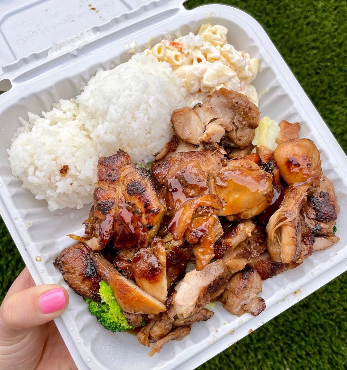onohawaiianbbq's tweet photo. Who wants some delicious and saucy chicken?! 😎 Don't forget to tag us in your photos and use #onohawaiianbbq or #alohaineverybite for a chance to get featured! 🌺🤙🏻

📷: @foodoflosangels https://t.co/6fLwjhqSNy