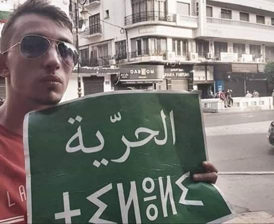 🔴سألت تجاديت عن كيف يقضي أيامه الطويلة و امعائه خاوية .
اجابني،بأنه يغذي روحه و عقله بالقراءة، و انه يقرء حاليا كتاب مولود فرعون : الأرض و الدم".
فإن هذا الكتاب يعلمه معنى الصبر.
✍️ الأستاذة نبيلة اسماعيل
#اضراب_الكرامة