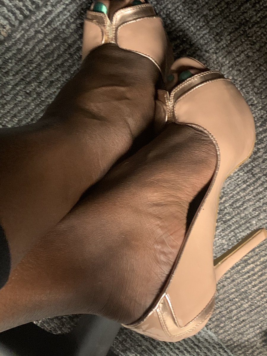 guildedfeet's tweet photo. Working girl https://t.co/Kr085V1VwR