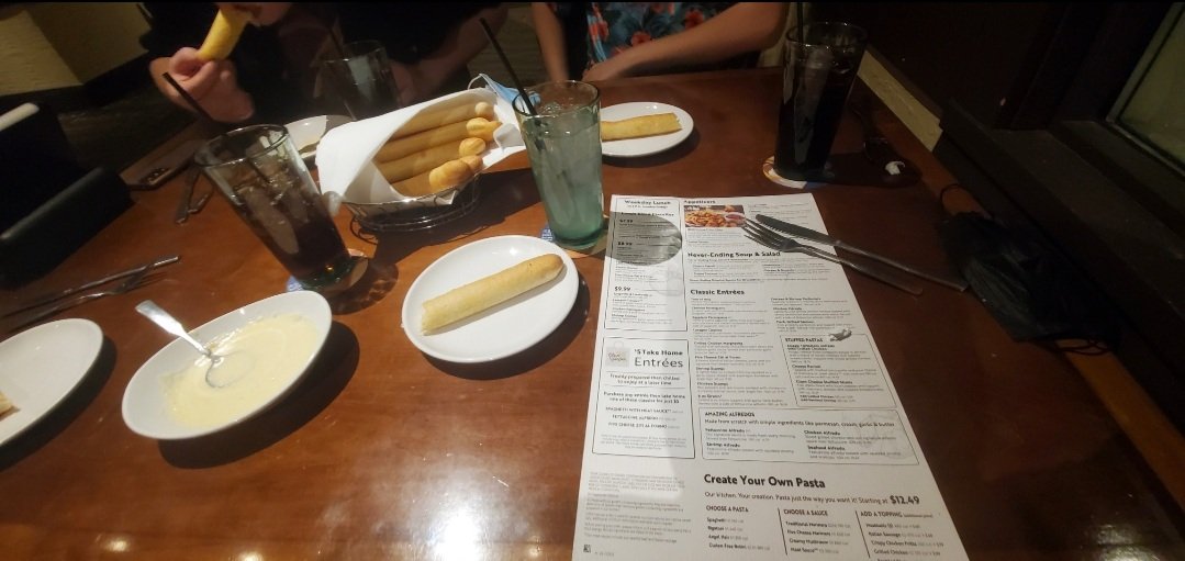 POKEMONkillerrr's tweet image. We about to find out how unlimited these bread sticks really are