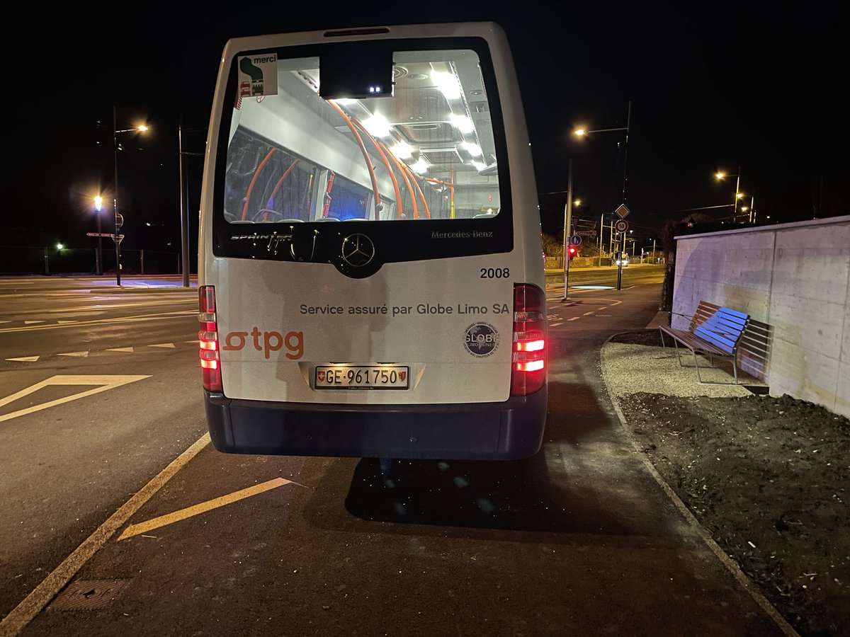 Peter_Charp's tweet photo. Bravo #tpg Jolie parking sur le trottoir https://t.co/N3R1vBncHG