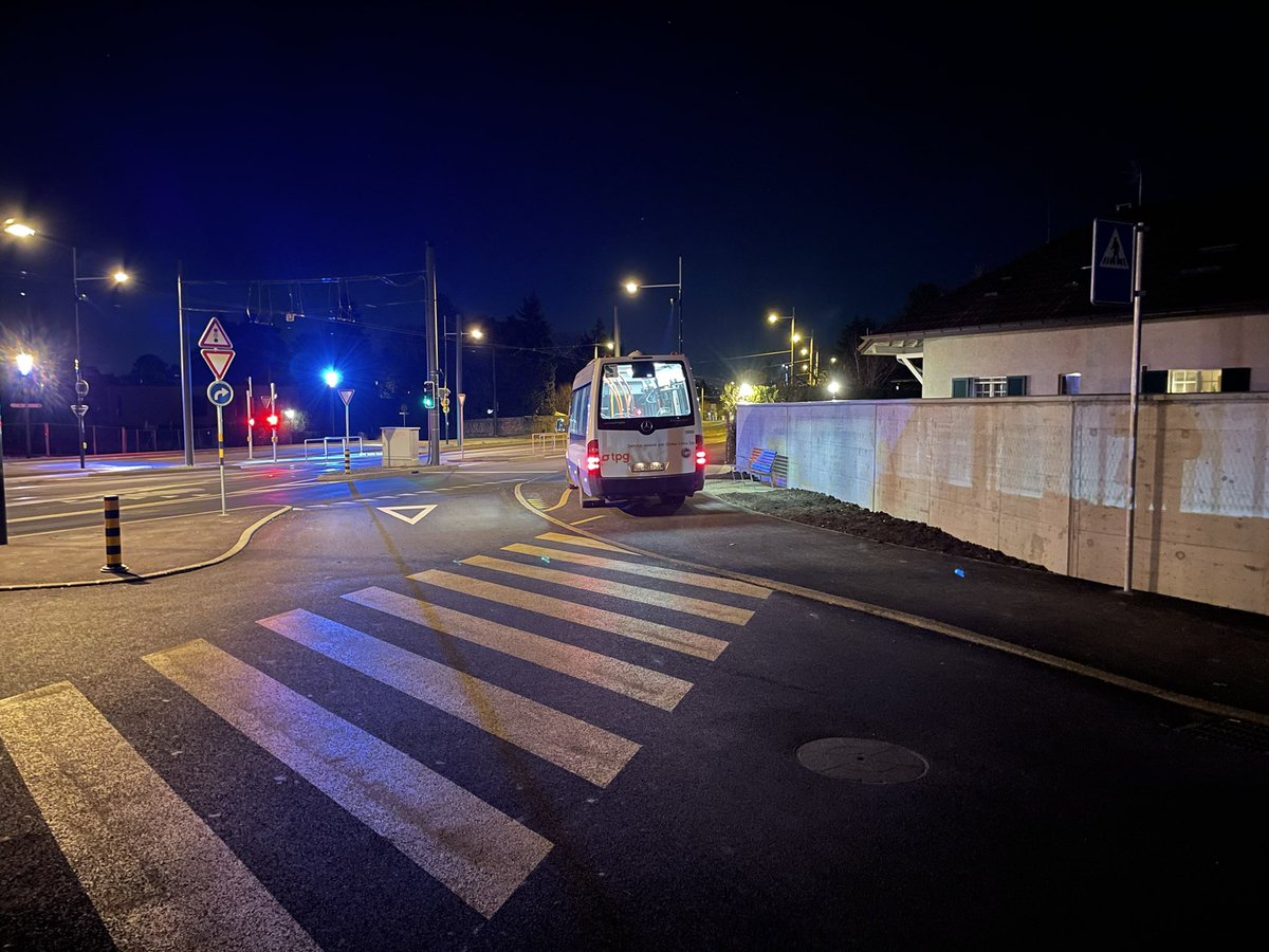 Peter_Charp's tweet photo. Bravo #tpg Jolie parking sur le trottoir https://t.co/N3R1vBncHG