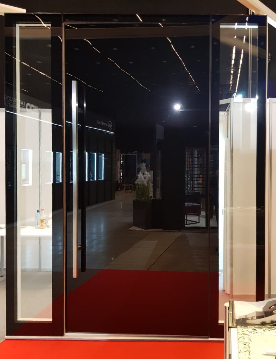 veranda_view's tweet photo. Introducing the glass #pivotdoor from TotalGlass! Unveiled last week, this oversized pivot door features a Coplanar All Glass Frame and Sash on the outside with a full wood panel on the interior.  #Unique is where we excel. 
#verandaview #tailormade  #TotalGlass #glassdoor https://t.co/aemMgCkjVF