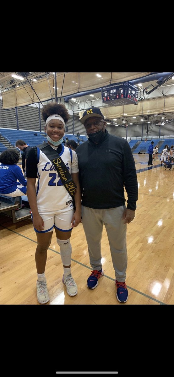 french_tamia's tweet photo. Recap of senior night 💙 https://t.co/uftDeko5O1