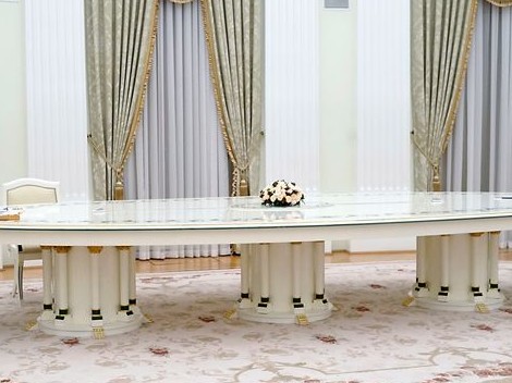 SgtSideBelly's tweet photo. Watched Macron meet Putin to discuss Ukraine on my old pre-widescreen TV...
#passthesalt #canyourepeatthat #ikeaextendingtable #pleaseusethecoasters #niceflowerarrangement https://t.co/cYqUgUbc7K