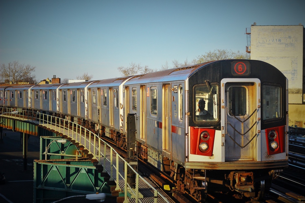 6traintopark's tweet photo. Riding the 6...Train to Parkchester.   
"New York's “The 6 Train” is the shortest route available for free-riding around NYC.

https://t.co/u27xgjZbpE https://t.co/HHwzFwvGHn