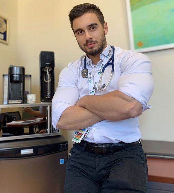 Siete pronti a fare un bell'esame alla prostata? Chi di voi è il primo? Ah, vi esamineranno tutti e 3 assieme, ok?