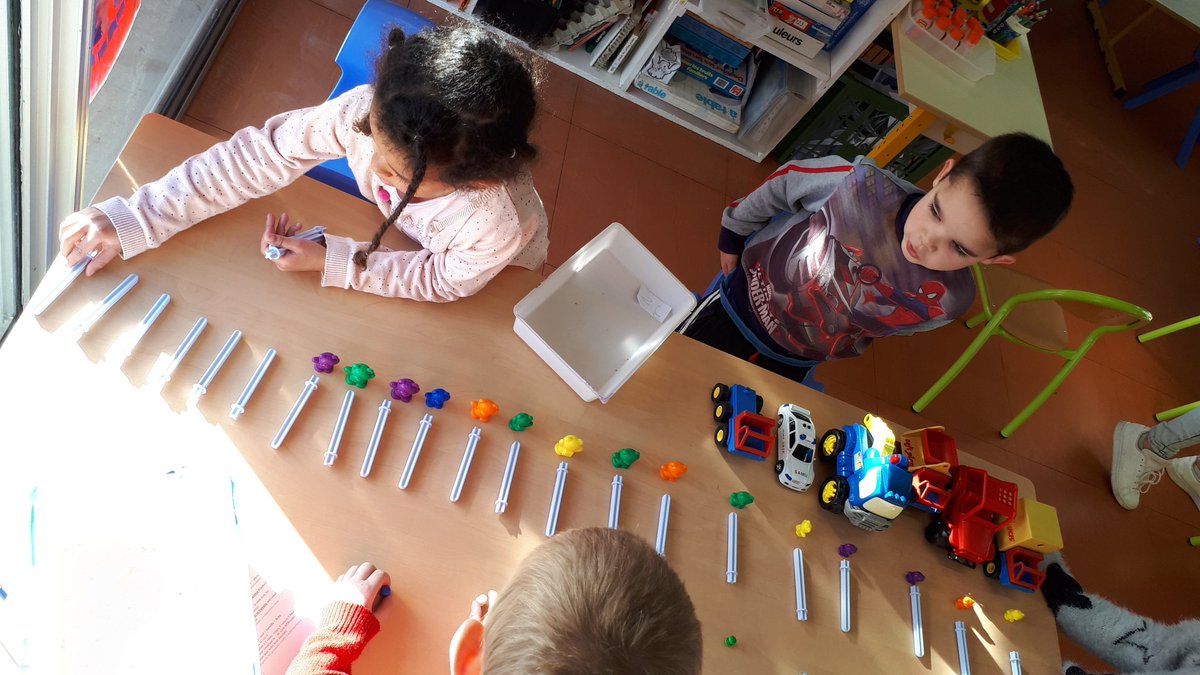 psmsgsayron86's tweet photo. Nous apprenons à comparer des collections de plusieurs façons : en mettant les objets les uns à côté des autres, en faisant des paquets identiques, en dénombrant les collections et en allant placer les nombres sur la bande numérique...
#numeration
Pas facile... https://t.co/4OsllphP1C