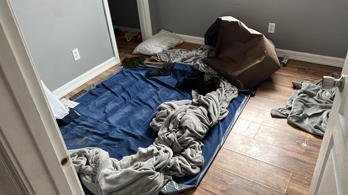 #USBP continues partnering with <a href="/TxDPSSouth/">TxDPS - South Texas Region</a> and local law enforcement to disrupt illicit activities in our communities. 

20 undocumented migrants from three different countries were discovered in unsanitary conditions at a home in Escobares, TX.