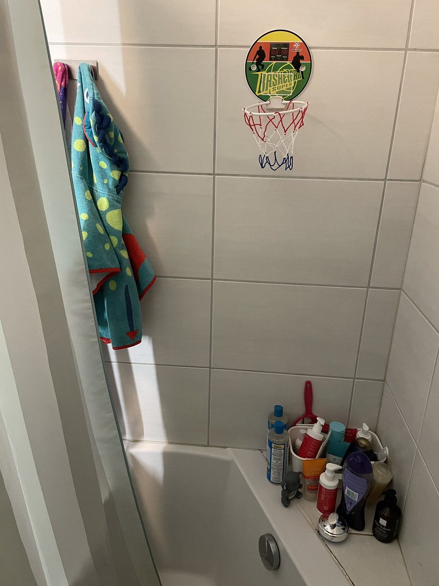 Ég hélt alltaf ég gæti ekki elskað börnin mín meira en ég geri nú þegar. En þegar 4 ára dóttir mín stakk uppá því að við myndum hengja körfuboltaspjaldið upp inní sturtunni komst ég að því að það er alltaf hægt að elska meira.