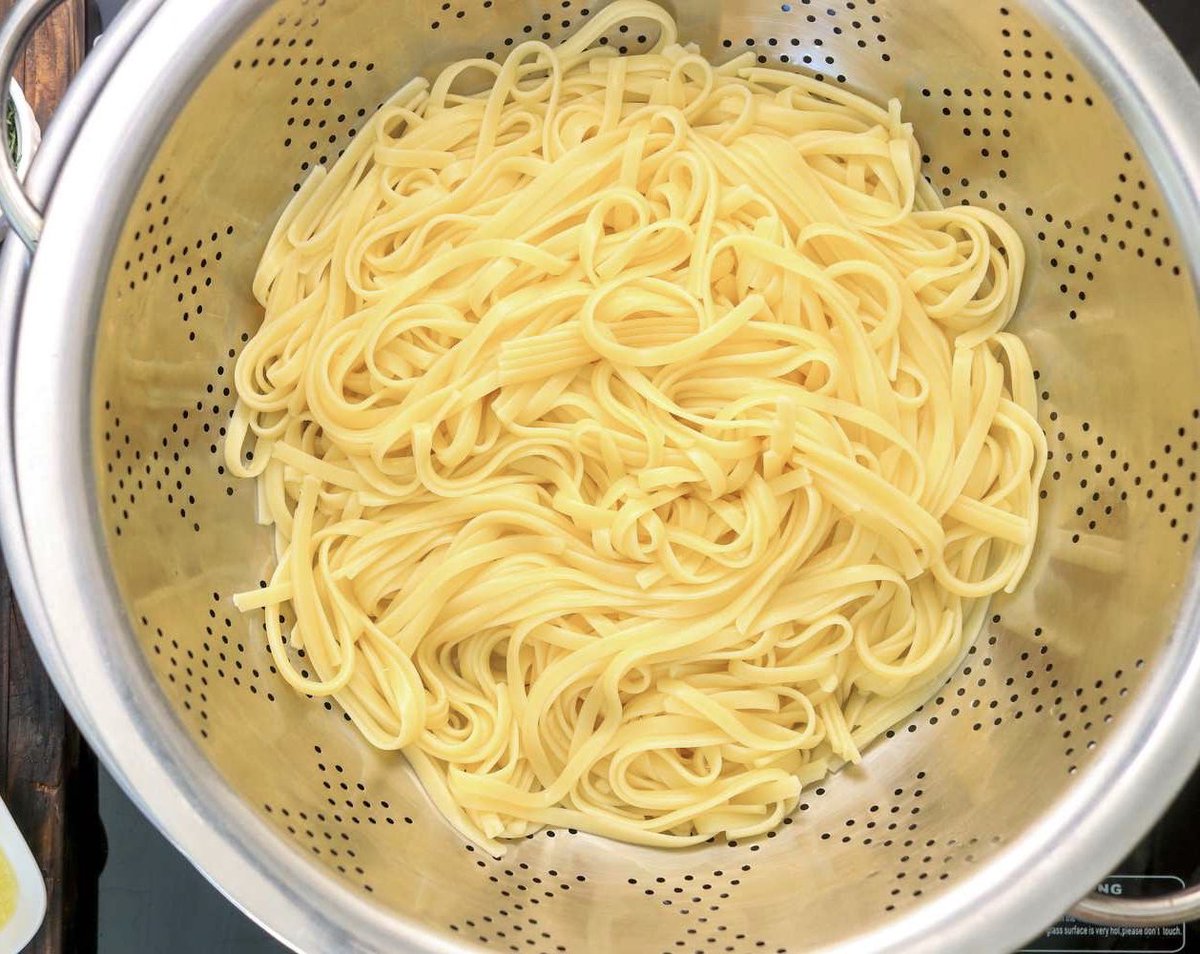 Лапша с плавленным сыром. Спагетти с бульоном. Спагетти с маслом. Спагетти на сковороде. Макароны в воздухе.