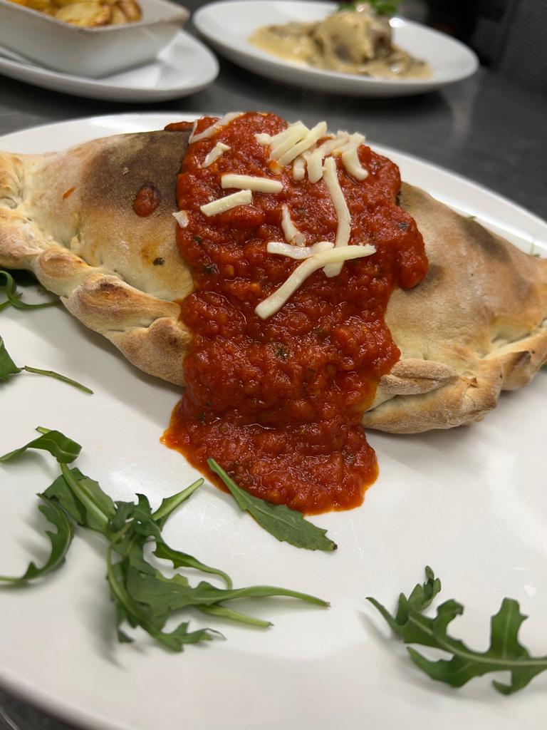 Something really hearty coming outta the kitchen right now, and believe it or not it's vegetarian. Leo's handmade Vegetarian Calzone. Book now leoitalianexpress.co.uk 

#homemade #italiancuisine #walkley #walkleyiswonderful #independentsheffield #sheffieldfoodies #eatdrinksheff