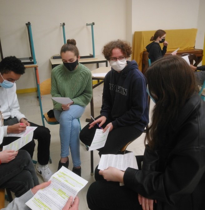 😊 Les élèves de 2nde du lycée Jacques Amyot (89) ont "ensorcelé" leurs camarades avec leurs brigades d'intervention littéraire autour de la figure de la sorcière. #eac Préparation intensive pendant une semaine avec la metteure en scène Cendre Chassane de <a href="/barbes35/">Cie Barbès 35 - Cendre Chassanne</a>.
@DraeaacBFC