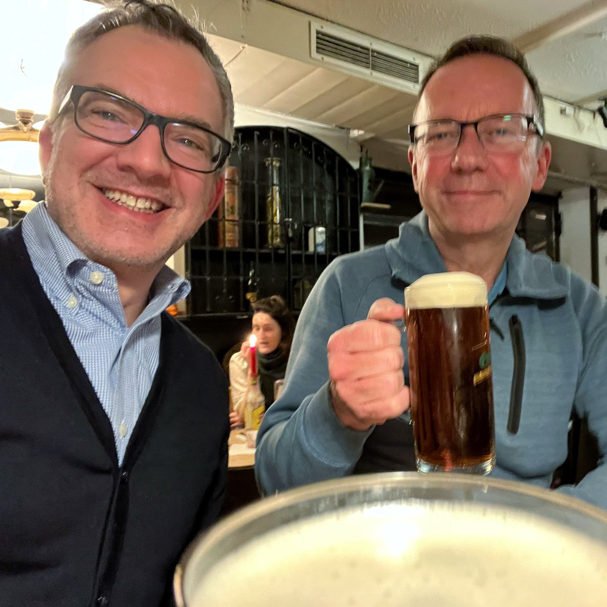 pkiss's tweet photo. Manchmal ist es gut, über den Bierglasrand hinaus zu schauen (oder wie lautet der Spruch?)
#irveteranen #stgeorg #hamburg #irclub https://t.co/KnmzBjb5Lq