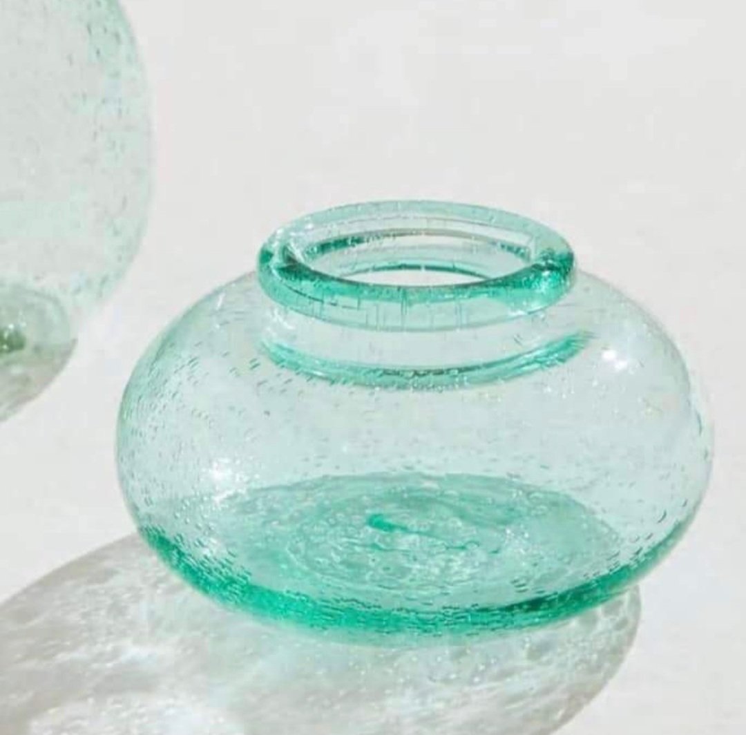 RevivalHomeFurn's tweet photo. ✨Flash Sale✨
Only 3 hours left to snap up our beautiful recycled glass vase. Now only £7.50 it’s the ideal vase for arranging a stunning bloom of roses 🌹 grab b4 too late.
#beautiful #vase #sale #Flowers #mother #gift #giftideas #uksmallbiz #flashsale 

https://t.co/vIY80Dxibt https://t.co/uVoRSLuySD