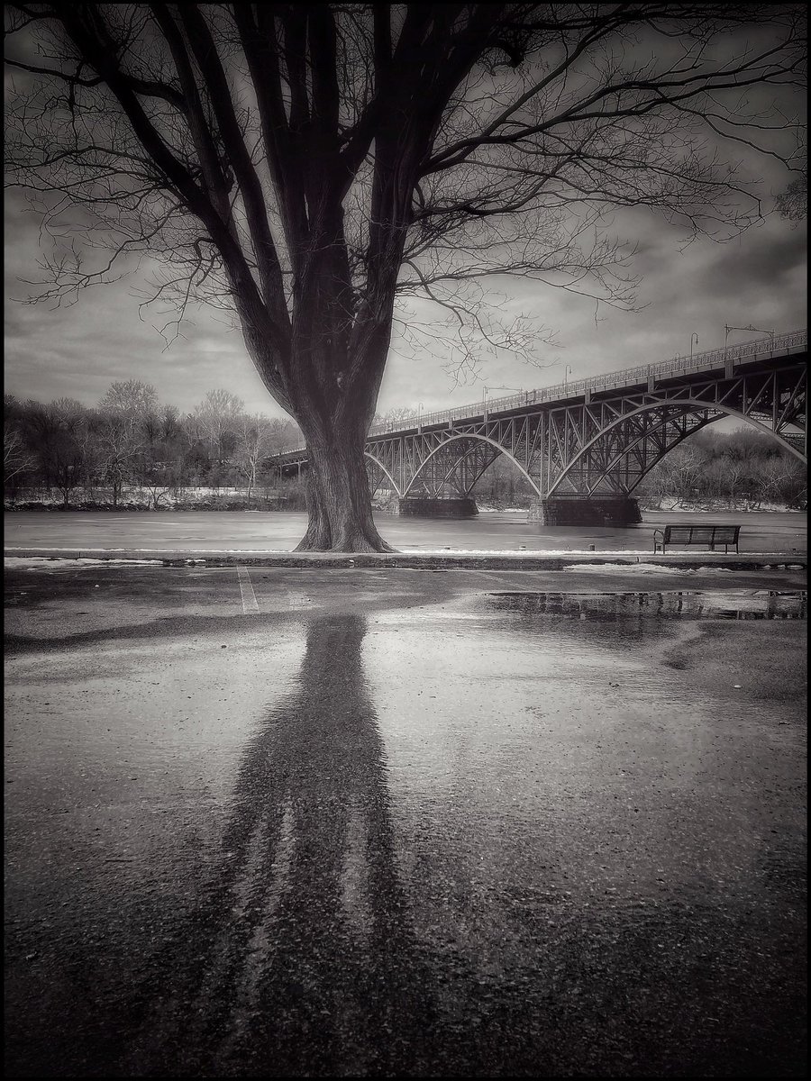 Philadelphia, Pennsylvania / #bridgesofphilly #blackandwhite #streetphotography #shotoniphone / 📷 @storyrd